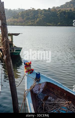 Dekoriertes Fischerboot in Ban Ao Yai, Koh Kood, Thailand Stockfoto
