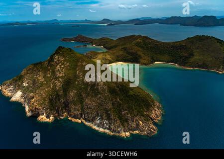 Aus der Vogelperspektive auf die Insel mit Strand und Korallenriff Stockfoto
