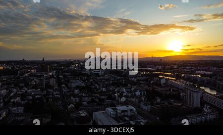 Dramatische goldene Stunde Sonnenuntergang über dem Finanzviertel von Frankfurt Stockfoto