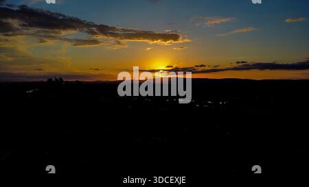 Filmische Luftperspektive eines Sonnenuntergangs über Frankfurt am Main Stockfoto