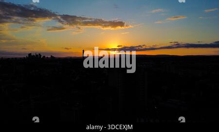 Ein trüber Sonnenuntergang über den Wolkenkratzern von Frankfurt Stockfoto