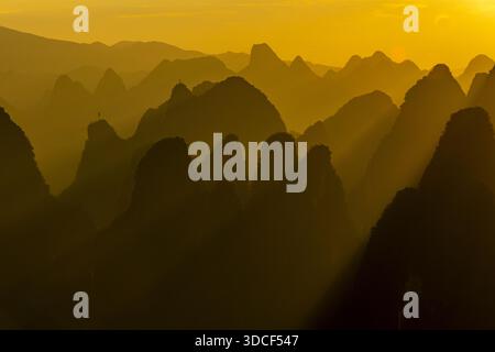 Der Blick auf das goldene Licht strahlt über die Karstberge und schafft eine traumhafte Landschaft mit sanften Schatten und einer ruhigen Atmosphäre, Xingping, Guillin, Chi Stockfoto