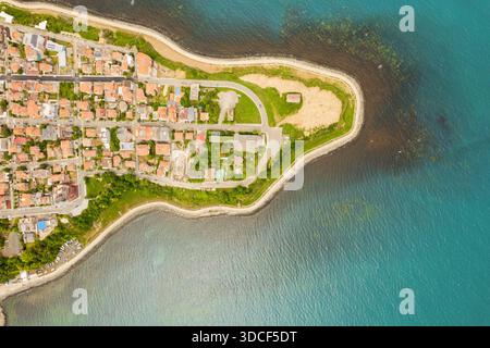 Aus der Vogelperspektive auf das Meer, wo goldener Sand auf das türkisfarbene Wasser trifft, Primorsko, Burgas, Bulgarien. Stockfoto