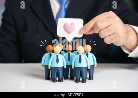 Das Team der Mitarbeiter drückt Liebe und Sympathie für die Arbeit oder das Management aus. Hierarchie und Traditionen in Unternehmen auf der ganzen Welt. Korpora Stockfoto