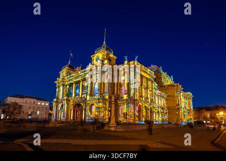 Zagreb, Kroatien - 16. März 2023: Blick auf das kroatische Nationaltheater mit leuchtenden Lichtprojektionen vor dem tiefen Indigo-Himmel. Stockfoto