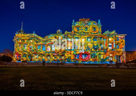 Zagreb, Kroatien - 16. März 2023: Der Blick auf den Art Pavillon erstrahlt mit lebendigen Projektionen, dessen klassische Fassade in eine Leinwand aus wirbelndem c verwandelt wurde Stockfoto