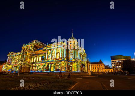 Zagreb, Kroatien - 16. März 2023: Blick auf das kroatische Nationaltheater, beleuchtet mit leuchtenden Projektionen vor dem tiefblauen Nachthimmel, Schaukasten Stockfoto