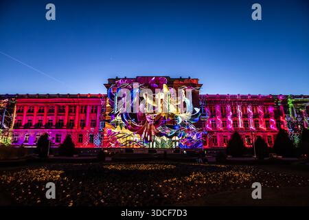 Zagreb, Kroatien - 16. März 2023: Blick auf den Art Pavillon Zagreb, beleuchtet mit lebendigen Projektionen, die einen faszinierenden Glanz über die Fassade werfen, A Stockfoto