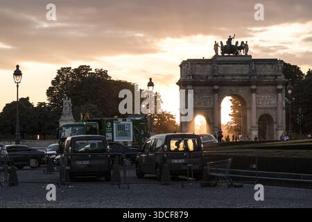 Paris, Frankreich - 09. Juli 2018: Blick auf den Arc de Triomphe du Carrousel, der in das sanfte Licht der untergehenden Sonne getaucht ist Stockfoto