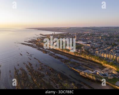 Aus der Vogelperspektive auf die zerklüftete Küste trifft auf die antike Stadt, wo die Ruinen der St. Andrews Cathedral und das berühmte St. Andrews Castle stolz sind Stockfoto