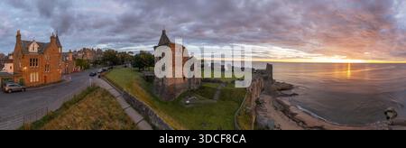Blick aus der Vogelperspektive auf die historischen Ruinen von St. Andrews Castle, die stolz auf den feurigen Sonnenaufgang über der Nordsee stehen, St. Andrews, Schottland, Vereinigtes Königreich Stockfoto