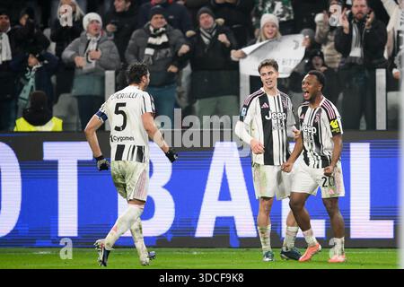 Lois Openda vom FC Juventus und Kenan Yildiz vom FC Juventus feierten, nachdem sie 2-0 beim Spiel am 16. Tag der Serie A Meisterschaft zwischen FC Juventus und A.S.Roma im Allianz Stadium am 20. Dezember 2025 in Turin, Italien, ein Tor geschossen hatten. Während des Spiels Juventus FC vs AS Roma, italienischer Fußball Serie A in Turin, Italien, 20. Dezember 2025 Stockfoto