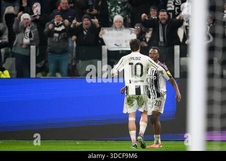 Turin, Italien. Dezember 2025. Lois Openda vom FC Juventus und Kenan Yildiz vom FC Juventus feierten, nachdem sie 2-0 beim Spiel am 16. Tag der Serie A Meisterschaft zwischen FC Juventus und A.S.Roma im Allianz Stadium am 20. Dezember 2025 in Turin, Italien, ein Tor geschossen hatten. Während des Spiels Juventus FC vs AS Roma, italienische Fußball Serie A in Turin, Italien, 20. Dezember 2025 Credit: Independent Photo Agency/Alamy Live News Stockfoto
