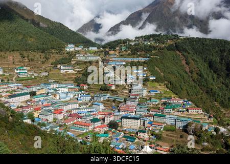 Blick aus der Vogelperspektive auf den Namche Basar, ein Dorf in der Khumbu-Region des Sagarmatha-Nationalparks, ein wichtiger Punkt für Wanderungen zum Everest, Nepal Stockfoto