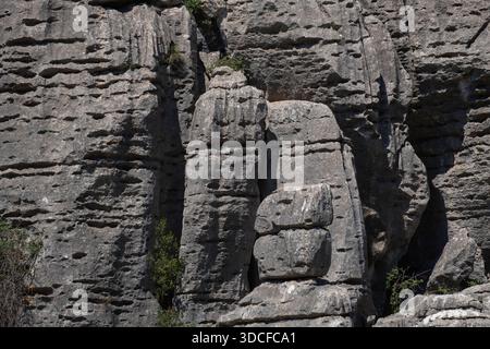 Durch Karstprozesse erodierte Steinschichten aus dem juraskalk im Naturgebiet Torcal de Antequera, Malaga, Spanien Stockfoto