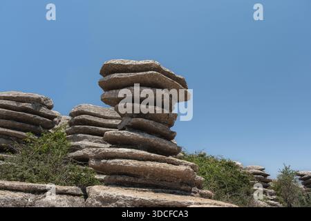 Naturdenkmal El Tornillo del Torcal, berühmter schraubenförmiger Tortor, der durch die differenzielle Erosion von Kalksteinschichten geschaffen wurde. Torcal de Antequera, Malaga, Stockfoto