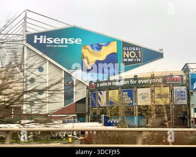 Elland Road Stadium Leeds United FC Hisence Branding und Vereinsslogans auf dem East stehen außen mit Werbeschildern und Fanbotschaften Stockfoto