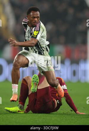 Turin, Italien. Dezember 2025. Lois Openda von Juventus wird von Jan Ziolkowski von AS Roma während des Spiels Juventus vs AS Roma Serie A im Allianz Stadium in Turin herausgefordert. Der Bildnachweis sollte lauten: Jonathan Moscrop/Sportimage Credit: Sportimage Ltd/Alamy Live News Stockfoto