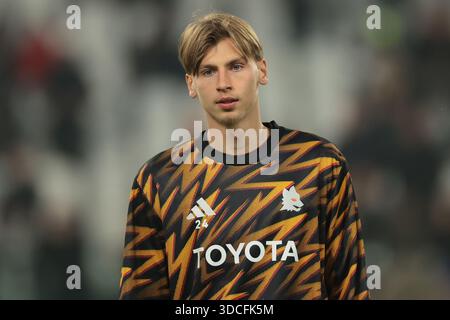 Turin, Italien. Dezember 2025. Jan Ziolkowski von AS Roma während des warm-Up vor dem Spiel Juventus vs AS Roma Serie A im Allianz Stadium in Turin. Der Bildnachweis sollte lauten: Jonathan Moscrop/Sportimage Credit: Sportimage Ltd/Alamy Live News Stockfoto