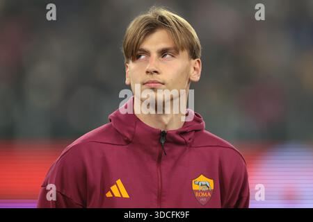Turin, Italien. Dezember 2025. Jan Ziolkowski von AS Roma schaut während der Besetzung vor dem Spiel Juventus vs AS Roma Serie A im Allianz Stadium in Turin zu. Der Bildnachweis sollte lauten: Jonathan Moscrop/Sportimage Credit: Sportimage Ltd/Alamy Live News Stockfoto