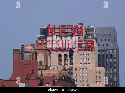 Blick auf das ikonische „NEW YORKER“-Schild, das in Rot vor einem klassischen Gebäude unter klarem Himmel leuchtet, eine zeitlose Stadtszene, New York, New York, United St Stockfoto