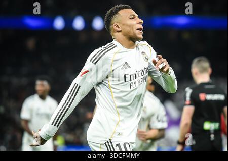 Kylian MBAPPE von Real Madrid feiert sein Tor während des spanischen Meisterschaftsspiels der LaLiga zwischen Real Madrid und Sevilla FC am 20. Dezember 2025 im Bernabeu-Stadion in Madrid Stockfoto