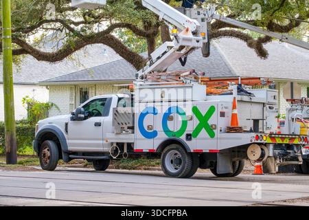 New Orleans, LA, USA – 16. Dezember 2025: Cox Cable Service Truck in Uptown Stockfoto