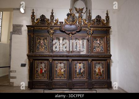Dekorative Leinwand mit Reliefs und Eingangstür der Gedenkkapelle Bogislaus von Rosen (ca. 1655) in der St. Nikolaus Kirche und Niguliste Museum in Stockfoto