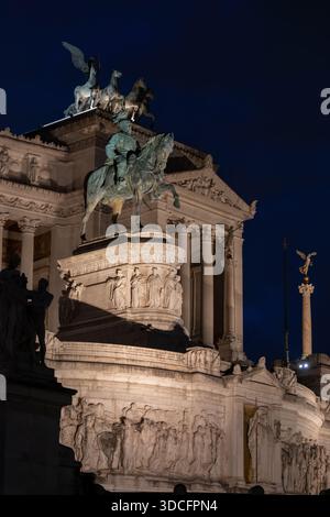 Denkmal für Victor Emmanuel II. (Vittoriano, Altar des Vaterlandes) bei Nacht in Rom, Italien. Stockfoto