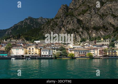 Stadtblick auf Limone Sul Garda am Ufer des Gardasees in Italien im Sommer Stockfoto