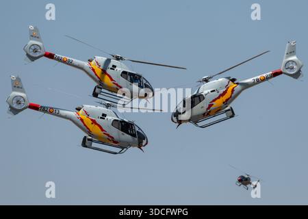 Moron, Spanien - 12. Mai 23: Vier Patrulla ASPA Hubschrauber fliegen in Formation gegen einen klaren blauen Himmel Stockfoto