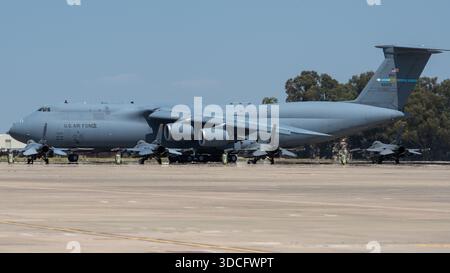 Moron, Spanien - 12. Mai 23: Ein großes Militärflugzeug parkt auf einem Flugplatz, umgeben von mehreren Kampfflugzeugen Stockfoto
