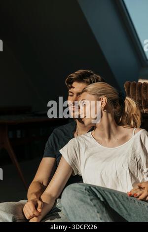 Romantisches junges Paar, das Freizeit miteinander in der Wohnung verbringt Stockfoto