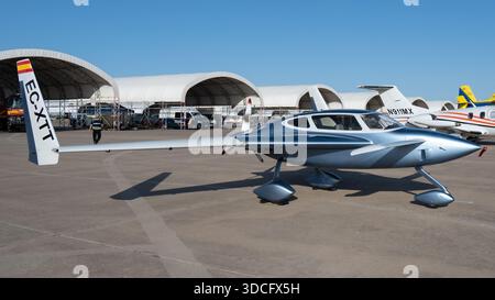 Moron, Spanien - 12. Mai 23: Ein schlankes, modernes, leichtes Velocity SE-Flugzeug parkt auf einem Flugplatz mit Hangars im Hintergrund Stockfoto