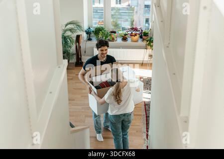 Hochwinkelansicht eines jungen Paares, das mit Hilfe der anderen nach Hause zieht Stockfoto