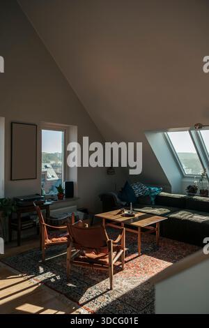 Sonnenlicht scheint durch das Fenster in einem leeren Apartment-Schlafzimmer mit Möbeln Stockfoto
