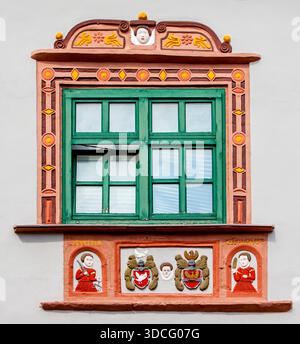 Detail, Hausfassade, Steinschnitzerei der Spätrenaissance, Justitia und Clementia, Gerechtigkeit und Wohltätigkeit als Lebensmotto des Hausbesitzers Rinnesc Stockfoto
