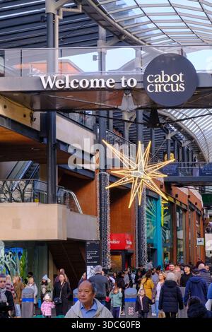Bristol, Großbritannien. Dezember 2025. Geschäftiger Weihnachtseinkaufstag im Cabot Circus Shopping Quarter Bristol. Quelle: JMF News/Alamy Live News Stockfoto