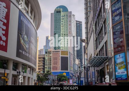 Jiefangbei-Denkmal umgeben von Menschen und Gebäuden im Zentrum von Chongqing, China Stockfoto