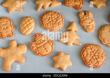 Lebkuchenkekse in Form festlicher Weihnachtsdekorationen frisch aus dem modernen Ofen. Weihnachtskekse machen Stockfoto