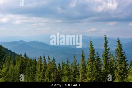 Sommerlandschaft in Bergen und blauer Himmel mit Wolken. Karpaten, Ukraine, Europa. Stockfoto