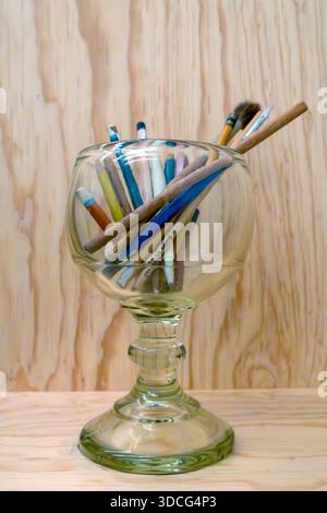 Pinsel, Stifte und Bleistifte im Glasbecher Stockfoto
