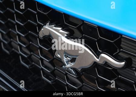 Nahaufnahme eines Ford Mustang Grills mit Chrom-Pferdeemblem Stockfoto