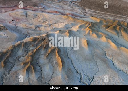 Aus der Vogelperspektive auf die zerklüfteten, sonnendurchfluteten Canyons und Mesas, wo Erdtöne auf den riesigen Himmel treffen und einen atemberaubenden Wandteppich aus Licht und Schatten schaffen, SE Stockfoto