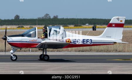 Moron, Spanien - 12. Mai 23: Ein kleines Flugzeug auf einer Landebahn mit einem Piloten im Cockpit, sonniger Tag, klarer Himmel Stockfoto