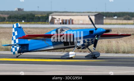 Moron, Spanien - 12. Mai 23: Ein blau-weiß kariertes Kunstflugzeug Laser Z200 fährt auf einer Landebahn Stockfoto