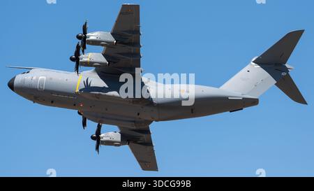 Moron, Spanien - 12. Mai 23: Ein militärisches A400-Transportflugzeug fliegt gegen einen klaren blauen Himmel Stockfoto