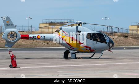 Moron, Spanien - 12. Mai 23: Ein Patrulla ASPA Hubschrauber parkt auf einem Flughafen Asphalt mit einem bunten Design Stockfoto