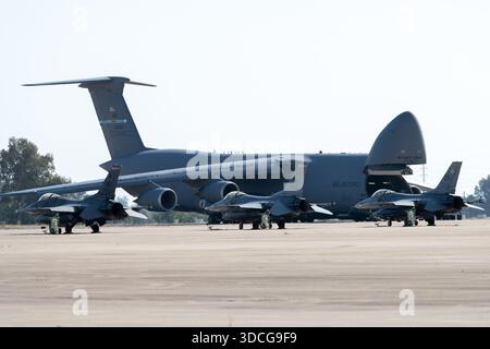 Moron, Spanien - 12. Mai 23: Militärflugzeug auf einem Flugplatz, mit einem großen Frachtflugzeug und Kampfflugzeugen, klarer Himmel Stockfoto