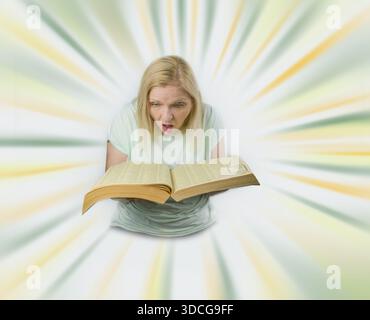 Überraschte und schockierte reife Frau, die in das dicke Buch schaut Stockfoto